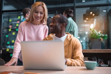 Ofiste genç profesyoneller gergin