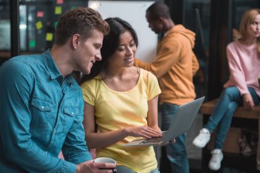 Hoş genç profesyoneller başlangıç düzenliyor