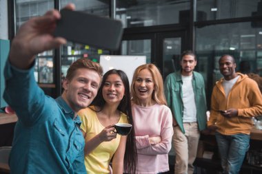 Neşeli yaratıcı takım fotoğraf çekimi