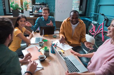 Hoş olumlu meslektaşları işlerini tadını çıkarıyor