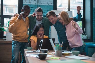 Takım bağırarak ve silah Bayındır gülen