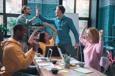 Mutlu meslektaşları kollar yukarı yükseltmek