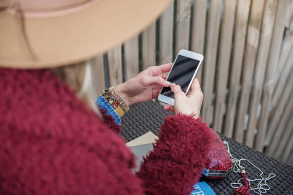 Cep telefonu dışında kullanan zarif kız