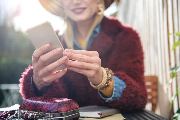 Senhora feliz digitando mensagem no smartphone fora — Fotografia de Stock