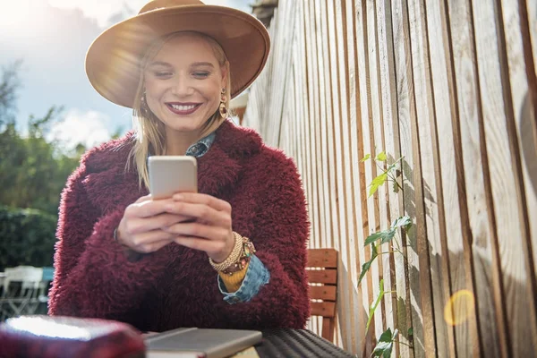 Jovem alegre usando telefone para comunicação — Fotografia de Stock