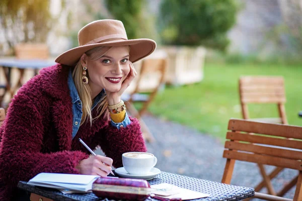 Χαριτωμένο ξανθιά κυρία απολαμβάνοντας δωρεάν χρόνο στην καφετέρια — Φωτογραφία Αρχείου
