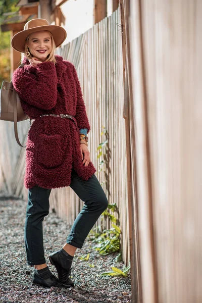 Menina loira elegante posando com saco — Fotografia de Stock