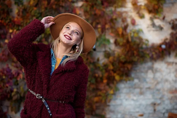 Menina alegre apreciando a natureza do outono — Fotografia de Stock