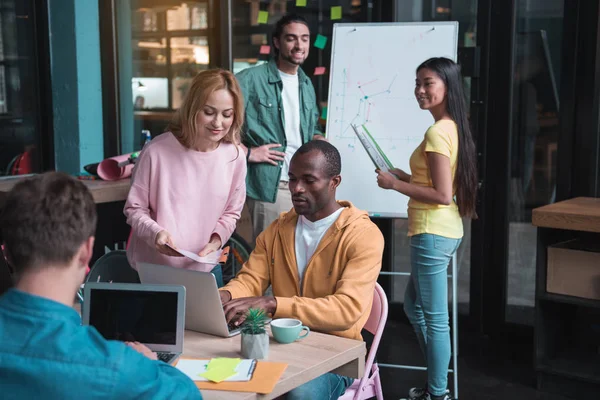 Aangename professionals genieten van hun werk — Stockfoto