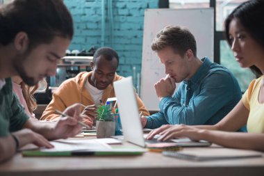 Yoldaşların masasında düzenli grup