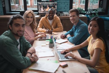 İnsanların masa başında çalışma neşeli grup