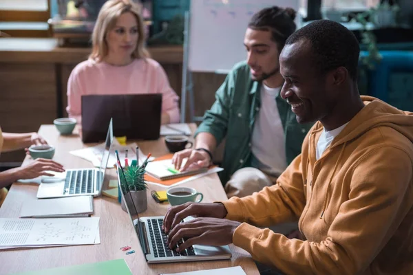 Neşeli erkek meslektaşları ile çalışan