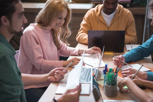 Grupo alegre de socios que tienen trabajo — Foto de Stock