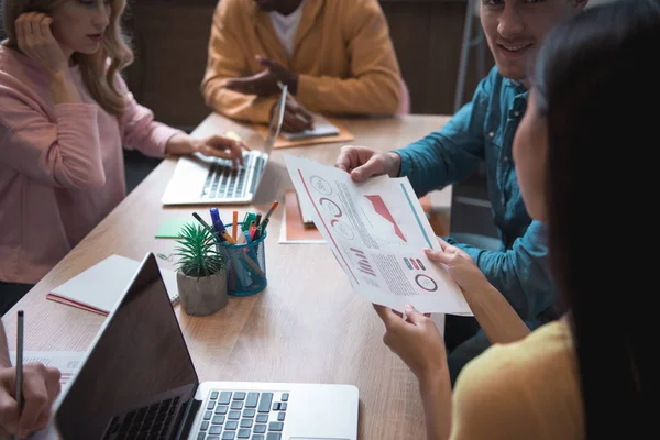 Des collègues joyeux discutent du document à table — Photo