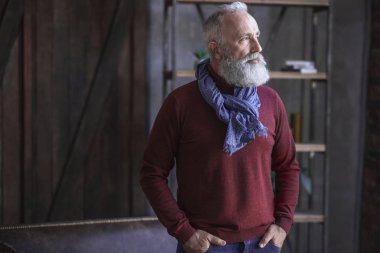 Düzenli tıraşsız emekli odada erkek bulma