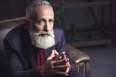 Dairede topografyanın ciddi sakallı emekli