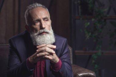 Üzgün sakallı emekli daire bulma