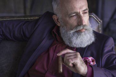 Sakin sakallı emekli duman Sigara