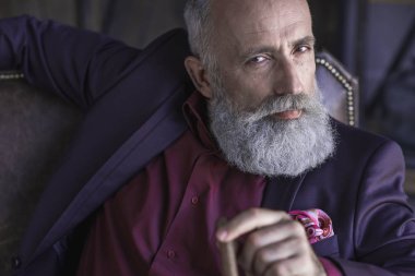 Sakin tıraşsız olgun erkek duman Sigara