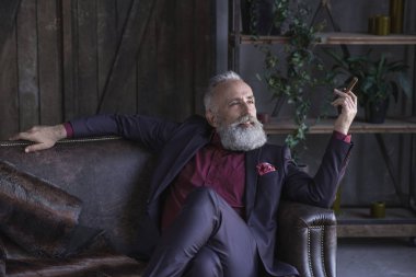 Memnun tıraşsız eski işadamı yasaktır puro