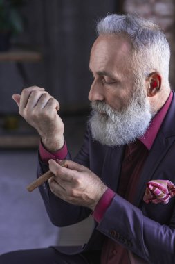 Sakin tıraşsız Kıdemli takım elbise ayarlama