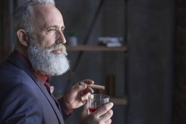 Alkol tatma ve tütün tutmak ciddi emekli