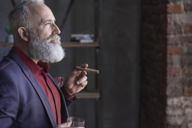 Üst düzey sıvı içme ve puro sigara memnun