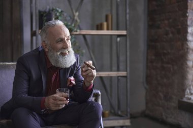 Viski ve sigara puro içme mutlu son sınıf