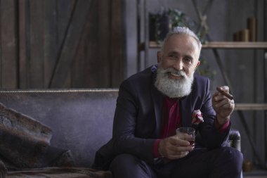 Neşeli emekli tatma tütün alkol ve holding