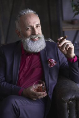 Viski ve sigara puro içme giden emekli