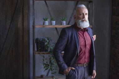 Sakallı ciddi emekli odada diyorum