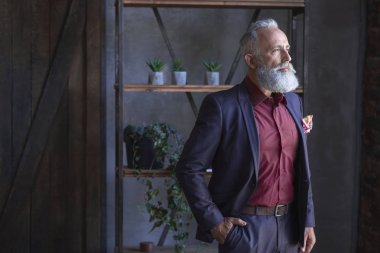 Sakin tıraşsız eski işadamı dairede diyorum