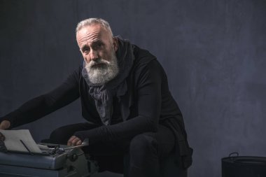 Sakin tıraşsız olgun adam roman oluşturma