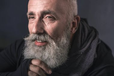 Düşünceli dedesi neşe odasında ifade
