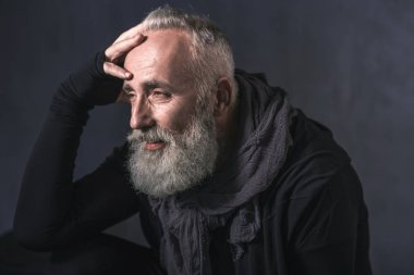 Happy tıraşsız emekli evde oturan