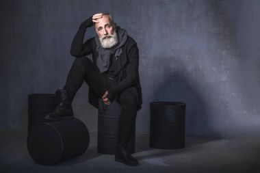 Dalgın sakallı emekli fıçılar üzerinde bulma