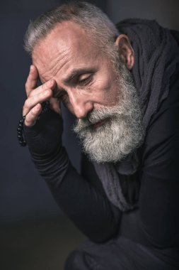 Sakin olan emekli baş ağrısı ve aksesuarları tutmak