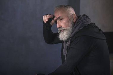 Ciddi yaşlı adam yorgunluk gösteren