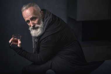 Gülümseyen kıdemli iştah açıcı viski içme