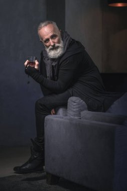 Memnun emekli tatma lezzetli sıvı