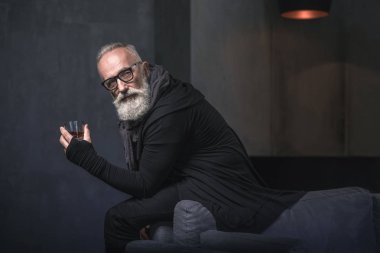 Lezzetli içecek tatma giden yaşlı adam