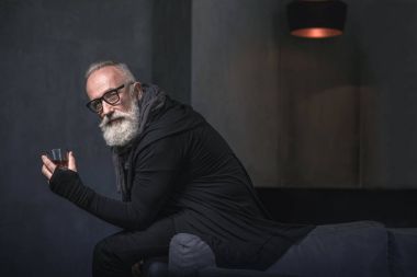 Mutlu kıdemli iştah açıcı alkol sıvı içme