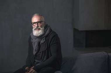 Işınlama kıdemli evde viski içme