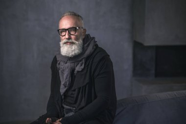 Neşeli üst düzey tatma lezzetli içecek