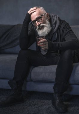 Giden emekli sıvı koltukta içme