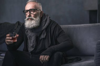 Ciddi emekli tatma içecek kanepede