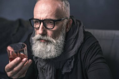 Kederli tıraşsız yaşlı adam alkol