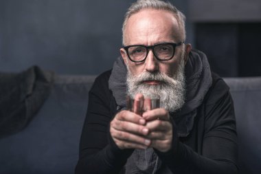 Üzgün dedesi içecek odasında tatma