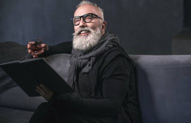 Evde istirahat neşeli olgun adam