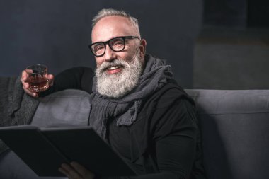 Mutlu adam kanepede rahatlatıcı